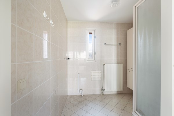 Foto - Te koop: Ruime dubbele benedenwoning met parkeerplaats!